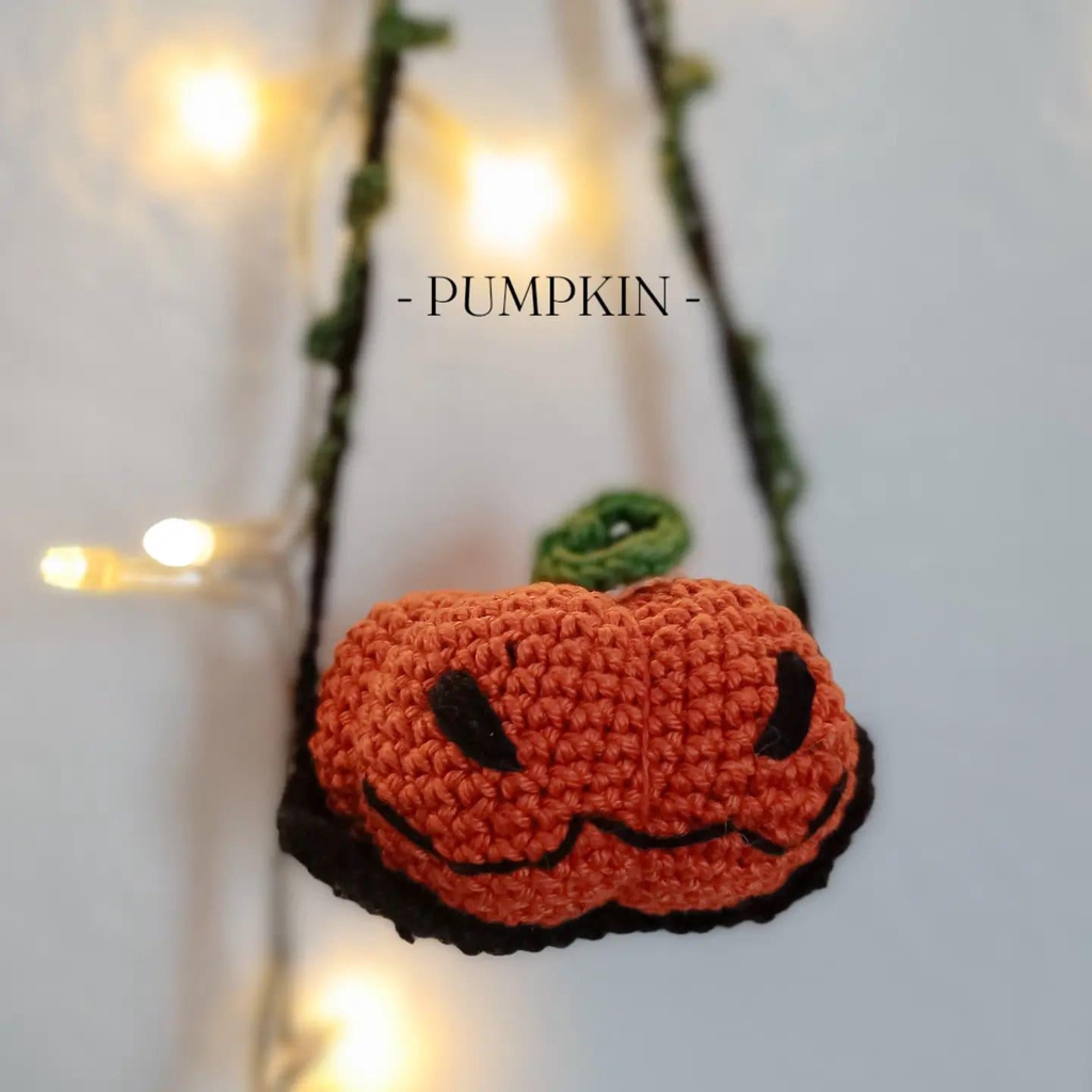 Citrouille lanterne sur balançoire, en crochet.