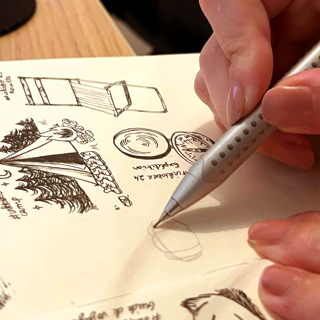 Photo gros plan de la réalisation d'illustrations pour l'Inktober 2024. L'événement consiste à réaliser un dessin par jour selon un thème imposé durant tout le mois d'octobre.
