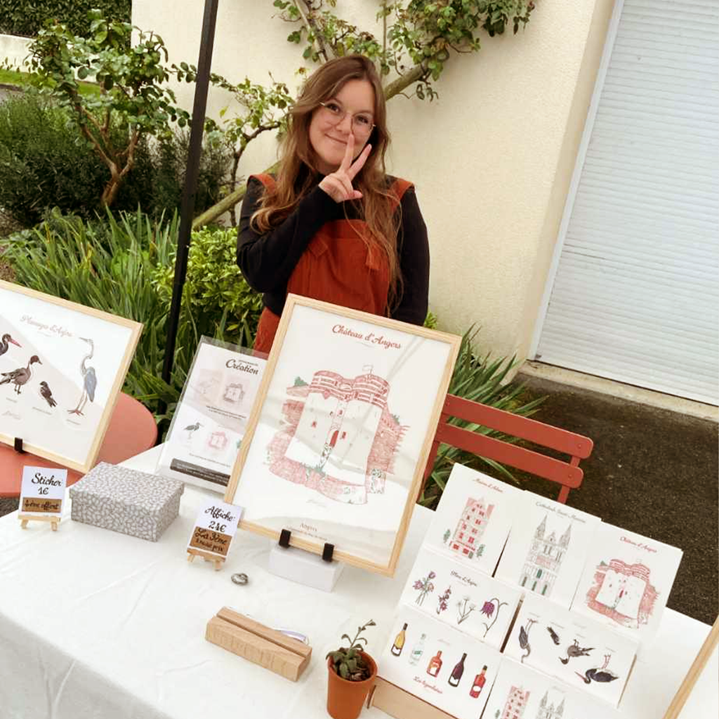 Photo de mon stand d'illustrations à Saint Lambert la Potherie et moi