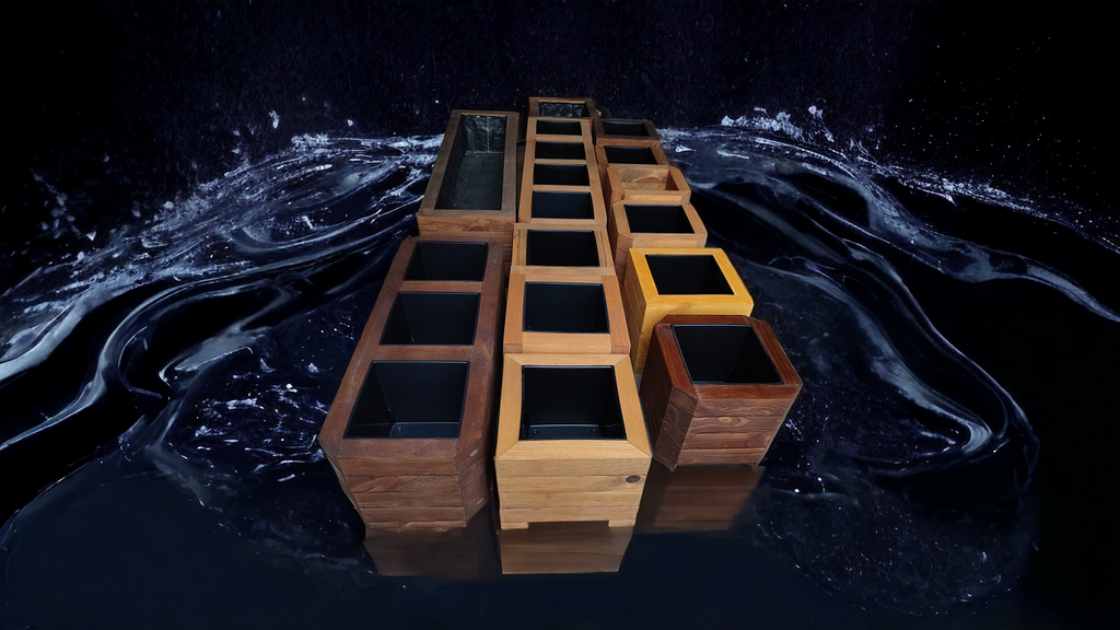 Doniczka drewniana na drewnianym stole
