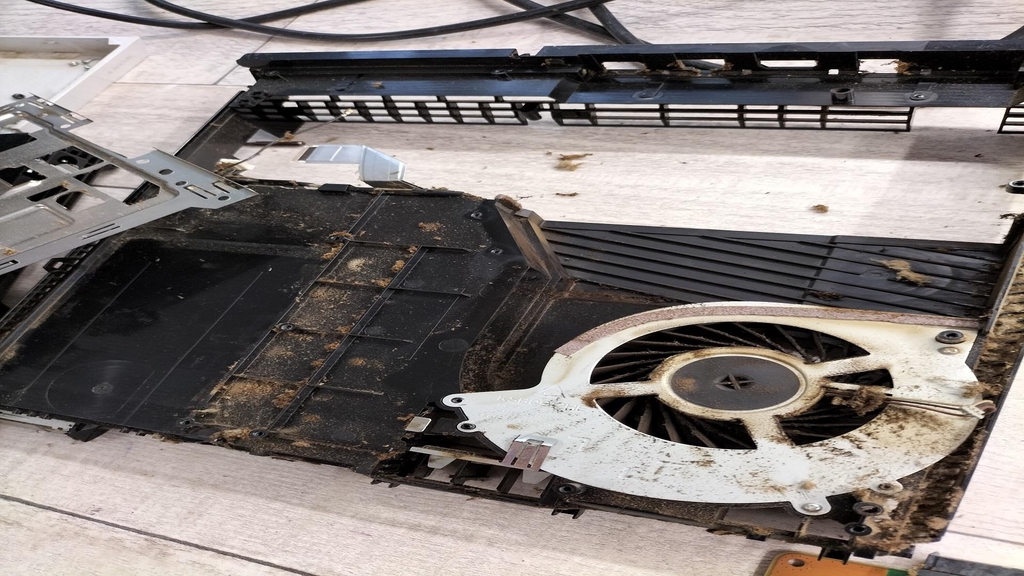 console qui fait du bruit et chauffe, s'arrête , se coupe, dépoussiérage, remplacement de pâte thermique, lentille de lecteur, ne lit pas les jeux, alimentation, disque dur , message d'erreurs