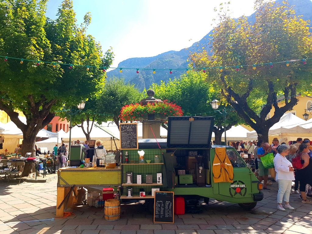 CAPTAIN CAFE
Boutique café ambulante
Captain Café et sa boutique café mobile propose de manière ambulante pour tout vos évènements une sélection de cafés, en grain, fraichement moulu, en capsules, en boissons chaudes ou froides préparées devant vous ainsi que des accessoires et des conseils avisés pour préparer votre café à la maison ! Les produits proposés par Captain Café ont été sélectionnés avec soin et tester avant d'être référencés et proposé à la vente.