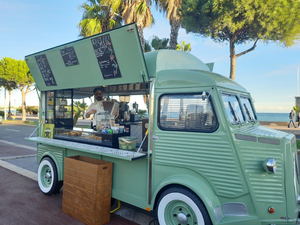 CAPTAIN CAFE
Boutique café et cuisine ambulante
Captain Café et sa boutique café et cuisine mobile vous propose une cuisine locale et originale préparée sur place, une sélection de cafés, en grain, fraichement moulu, en capsules, en boissons chaudes ou froides préparées devant vous ainsi que des accessoires et des conseils avisés pour préparer votre café à la maison ! Les produits proposés par Captain Café ont été sélectionnés avec soin et tester avant d'être référencés et proposé à la vente.