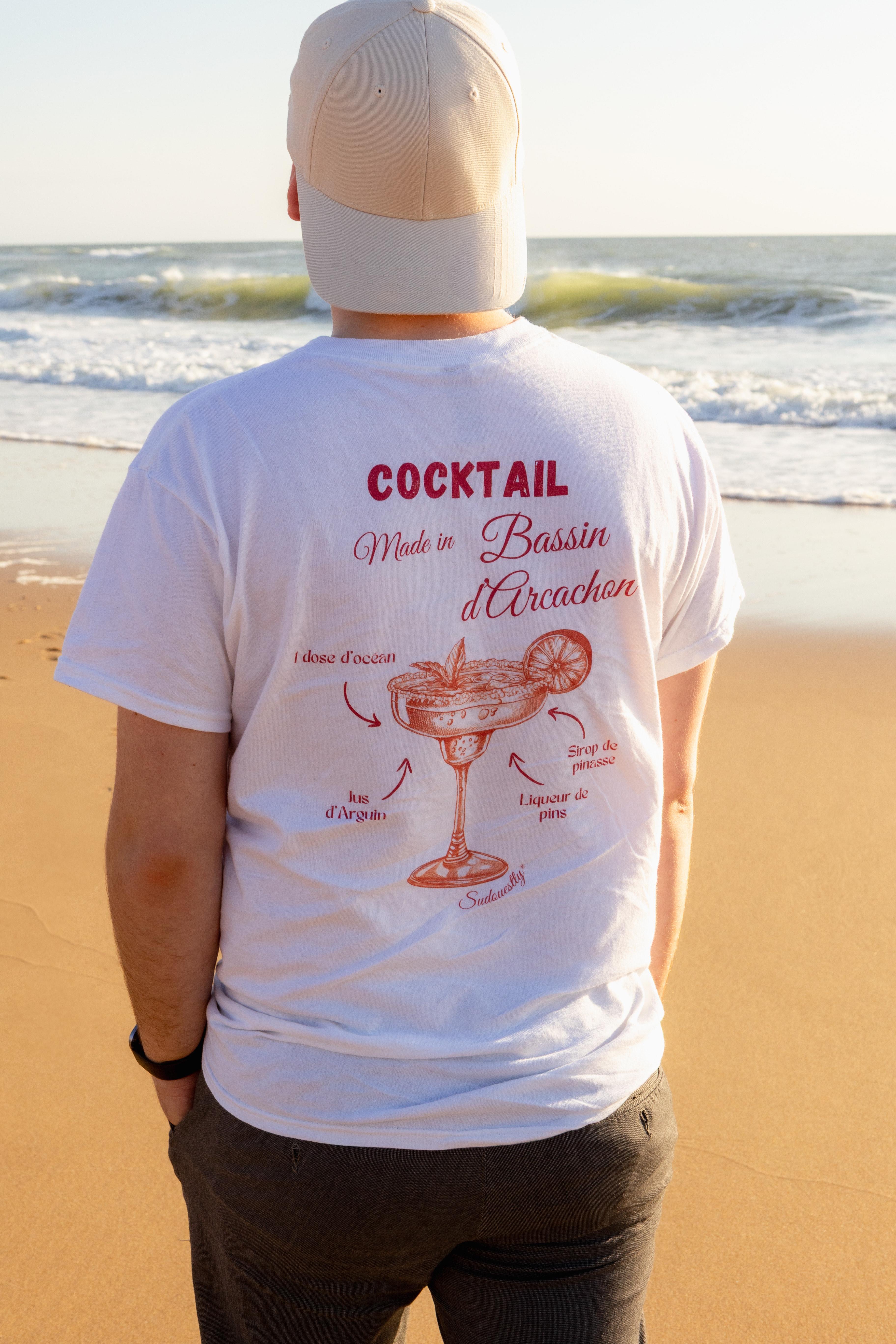 La marque française Sudouestly propose le T-shirt Cocktail Made In Bassin d'Arcachon qui allie tous les classiques de la régio: la pinasse, le banc d'Arguin, la forêt de pins et l'océan Atlantique. Ce t-shirt tendance du sud-ouest fait la promotion du Bassin d'Arcachon avec ses couleurs vives, à porter à la plage, en sortant le soir au bar, après une session surf.
