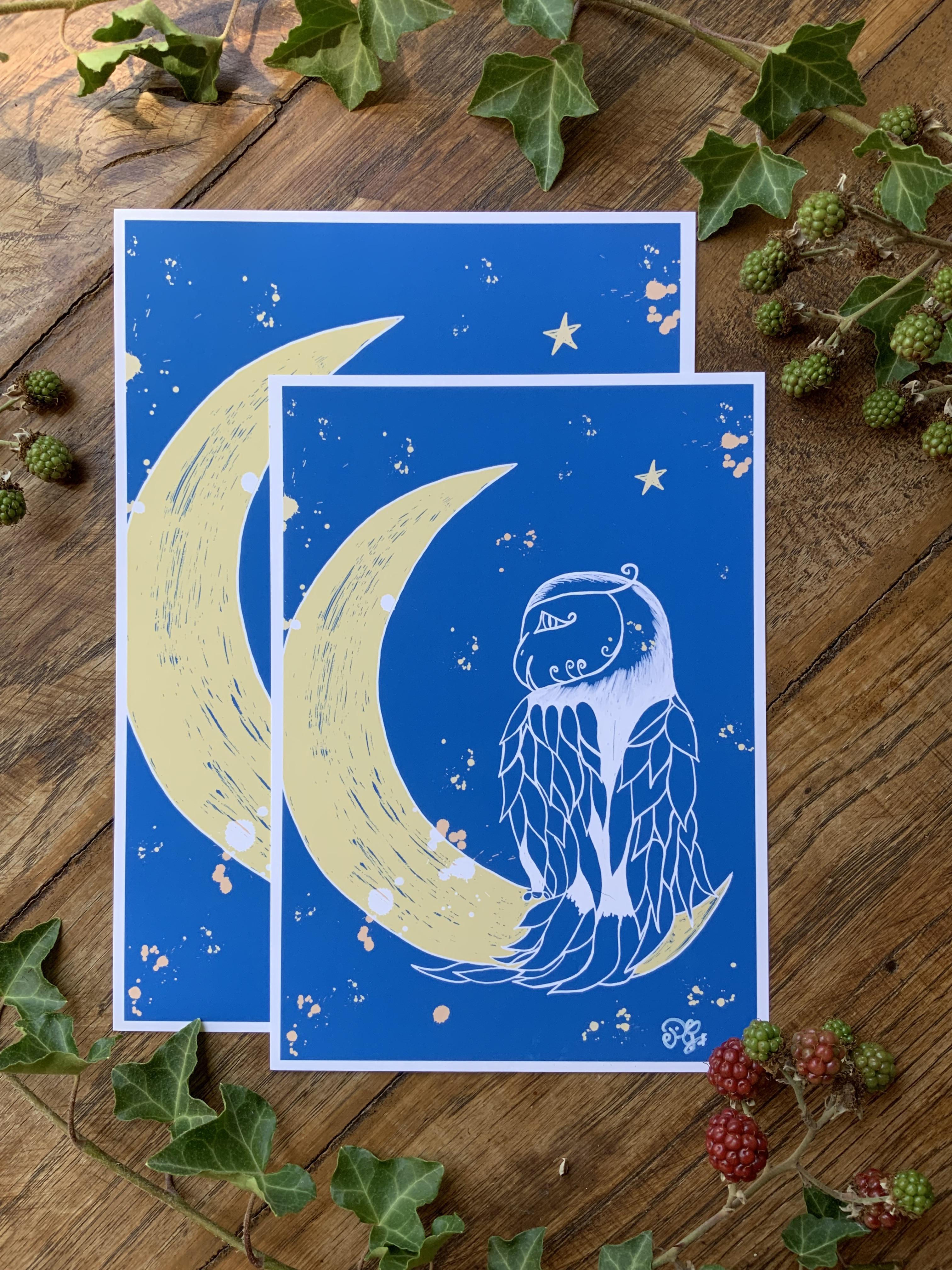 Reproduction d’une illustration représentant une chouette sur son quart de lune. Illustration numérique.