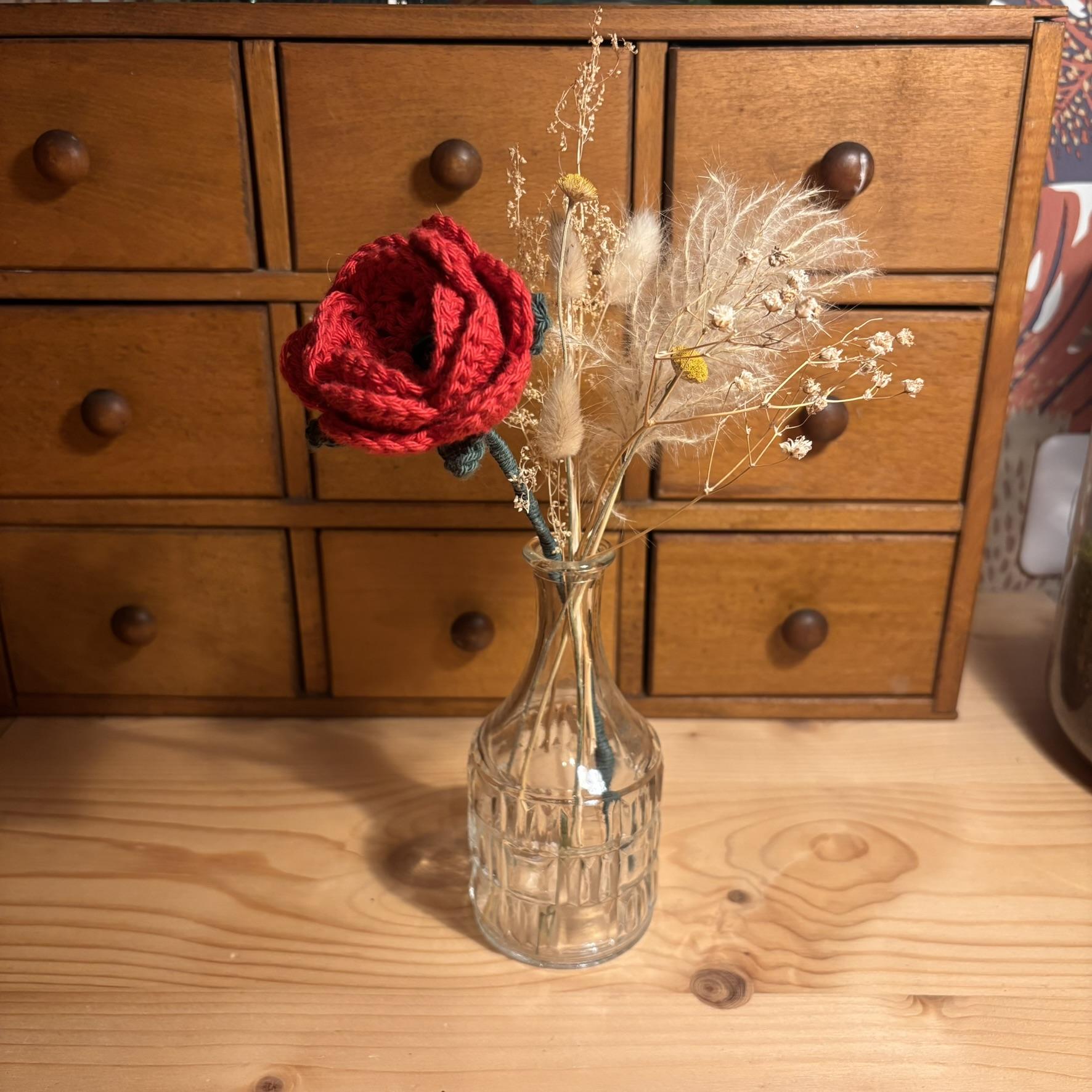 Collection à thème artisanale et fait main. Fabrication en résine et fleurs séchées et en crochet.