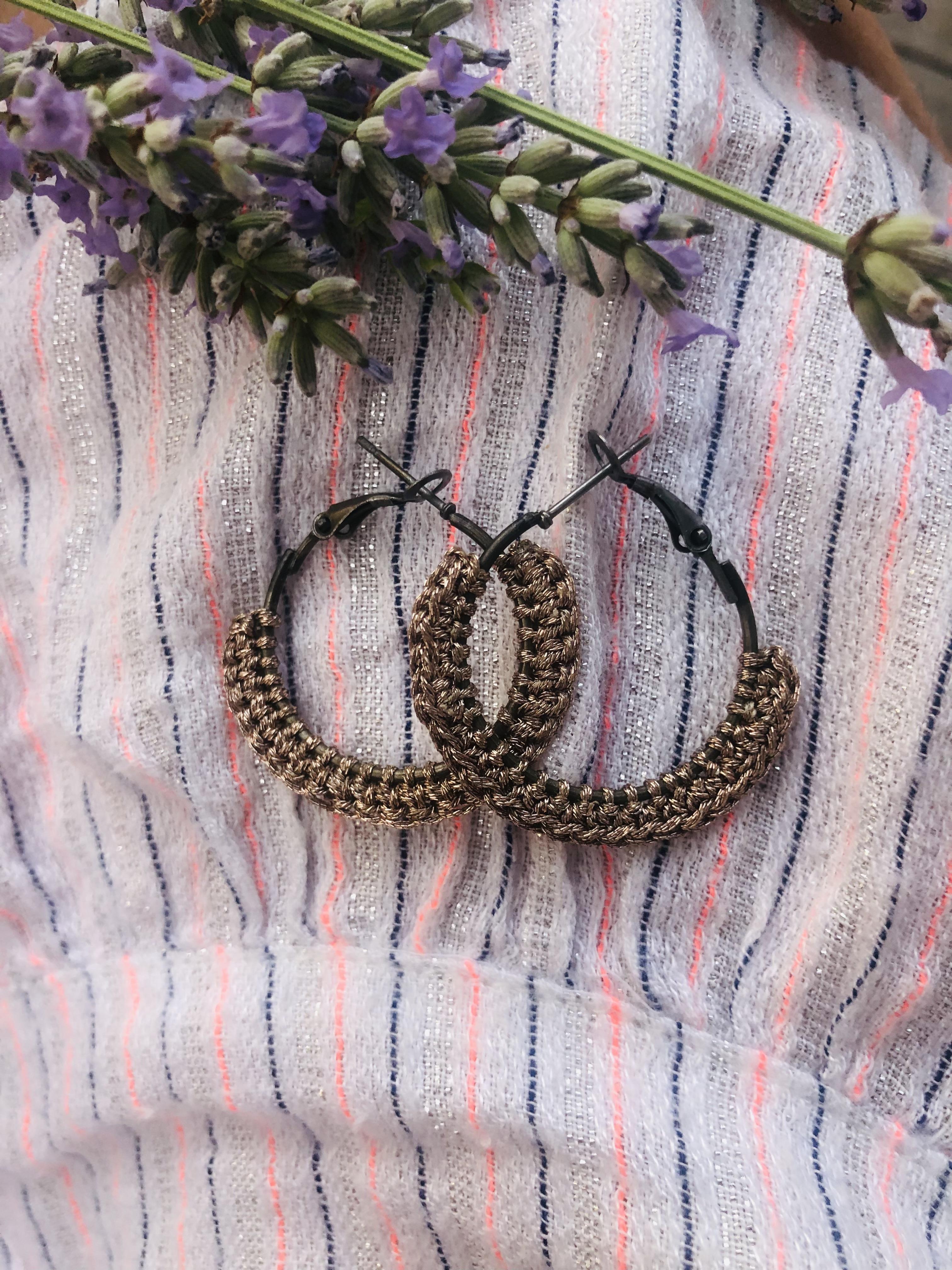 toutes les créations fleurs et crochet : bijoux, accessoires, décoration en fleurs séchées, résine et crochet