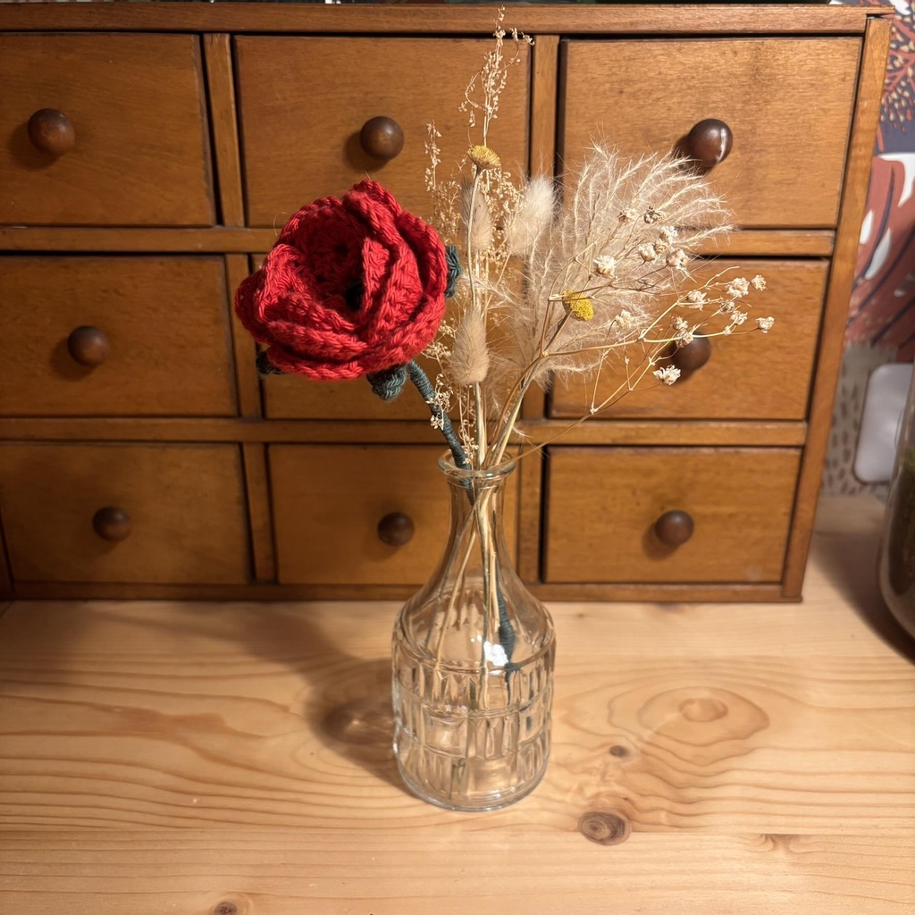 Collection à thème artisanale et fait main. Fabrication en résine et fleurs séchées et en crochet.