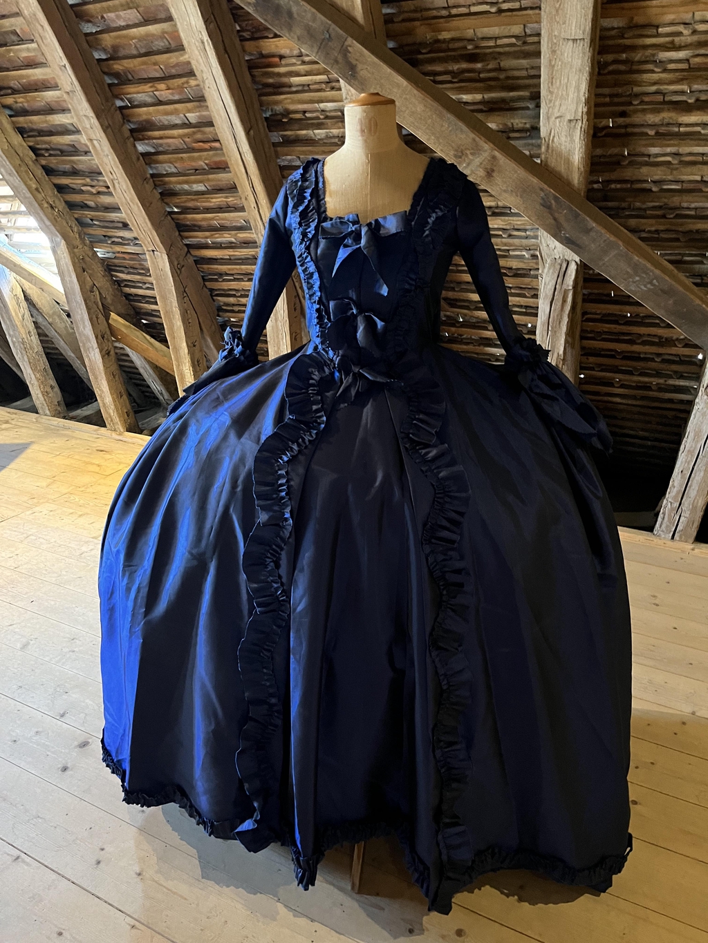Photo d'une reproduction de robe dite Watteau, coloris bleu nuit