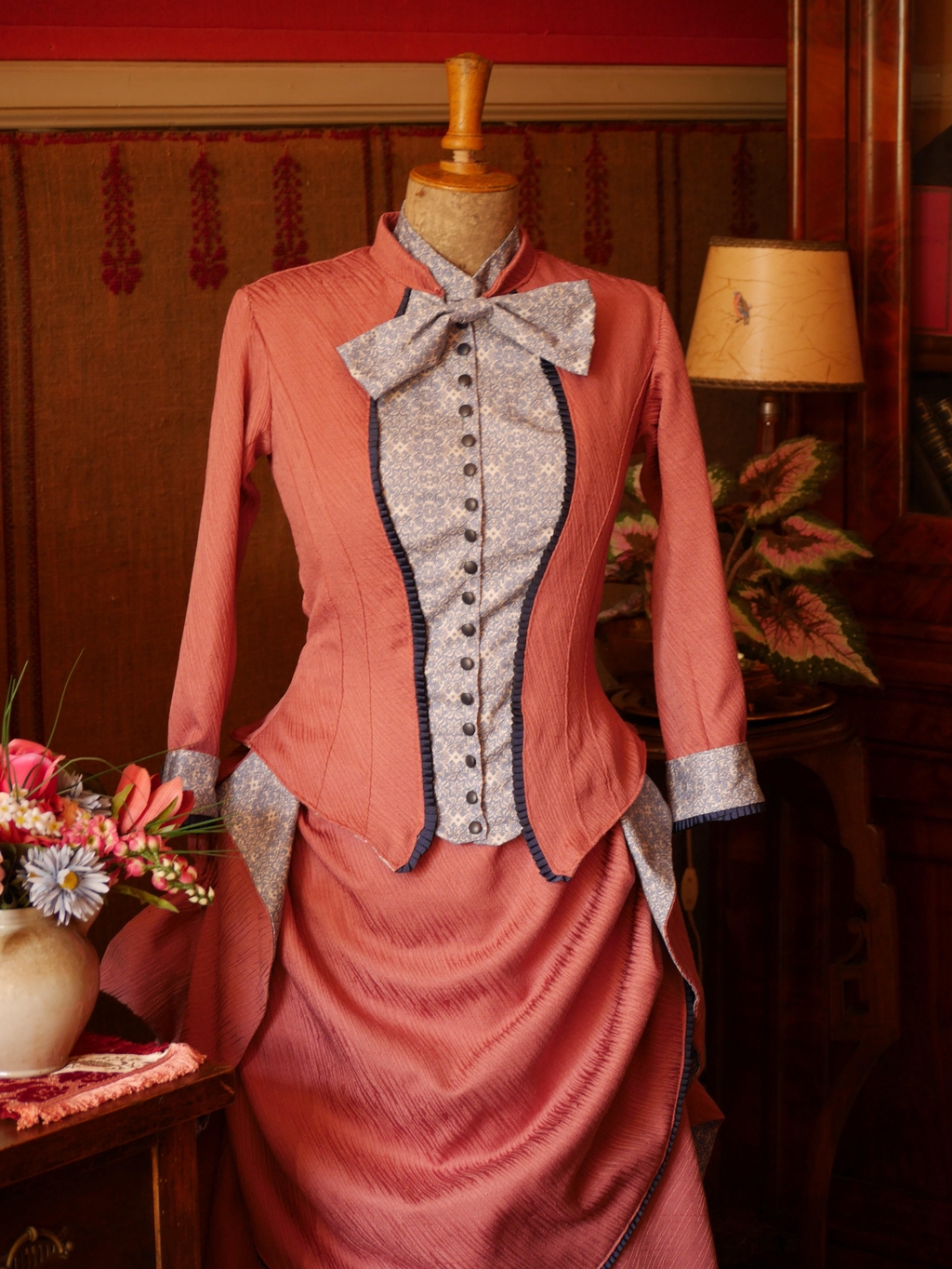 Costume 1880 avec coussin pouf