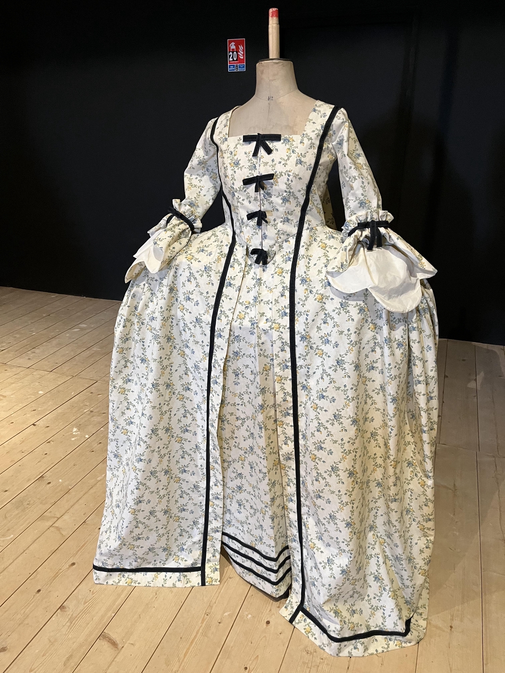 Robe 1780 tissu fleuri et galon bleu