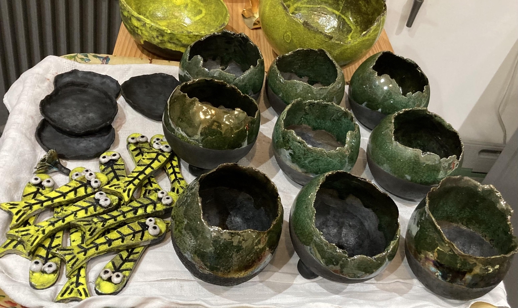 Présentation de Céramiques Raku Popibricolette, sardines porte-couteau coloris jaune et pots à succulentes coloris vert cuivré