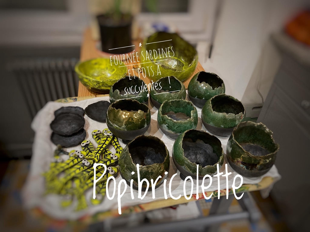 Pots à succulentes émaillés en vert cuivré et sardines porte couteaux émaillées en jaune