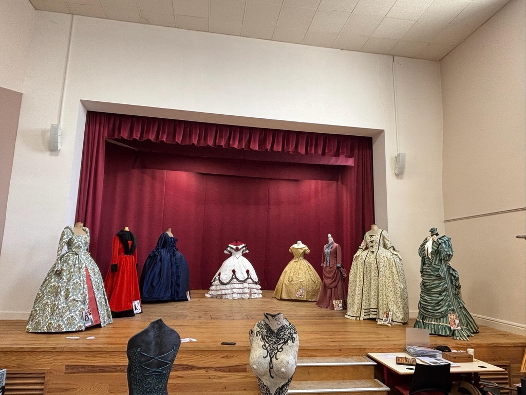 exposition des costumes Popibricolette lors des JEMA 2025 à Bazas en avril 2025
