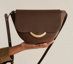 Entrez dans l'univers de nos sacs à main, l'accessoire indispensable à nos tenues

Coloré, neutre, pratique, extravagant, grand, petit ... vous ne manquerez pas de trouver celui qui est fait pour vous.

Vous avez également la possibilité de le personnaliser avec l'une de nos bandoulières