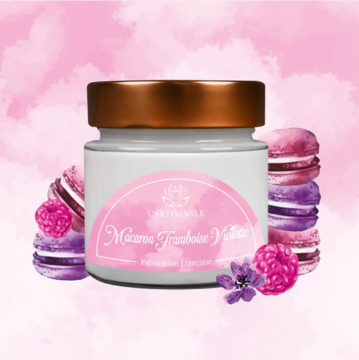 Artisanales ou non, entrez dans l'univers exquis de la bougies parfumées, et explorer tout un univers qui éveillera votre odorat et vous offrira un moment de bien être et de chaleur.

Nos bougies artisanales sont méticuleusement confectionnées pour capturer l'essence gourmande, florale, inspirée de parfums ou propre.

De Qualité Artisanale, chaque bougie est méticuleusement confectionnée à la main. Utilisant des ingrédients de première qualité, cette bougie est un hommage à l'art de la fabrication artisanale. Le processus utilisé garantit une combustion propre et durable, offrant ainsi une expérience olfactive riche et durable.

Environ 50h de diffusion et plus encore avec un brûleur sans flamme.