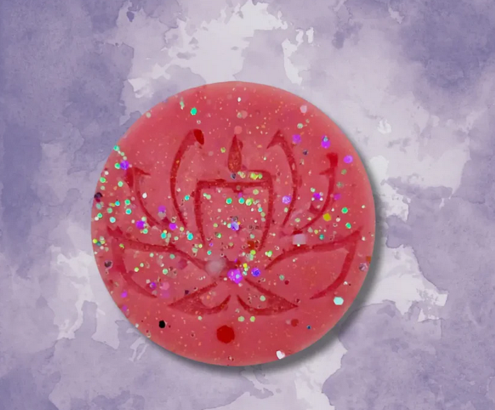 Découvrez une expérience olfactive exquise avec nos Fondants Parfumés.

Placez simplement le fondant dans un diffuseur, allumez une bougie chauffe plat et laissez la chaleur diffuser le parfum dans votre espace. Attention à adapter la bonne taille de votre bougie chauffe-plat en fonction de votre bruleur.

OU

Avec un BRULEUR SANS FLAMME : Placez le fondant dans une coupelle que vous mettez sous la lampe du diffuseur, allumez la lampe, et laissez-vous envoûter par l'explosion du parfum en toute sécurité .

Idéal Pour :

    Créer une ambiance accueillante dans votre espace de vie, chambre à coucher, au bureau...
    Offrir un cadeau élégant et parfumé aux amateurs de senteurs raffinées.

Tous les fondants sont créer de manière artisanale par mes 2 fournisseurs