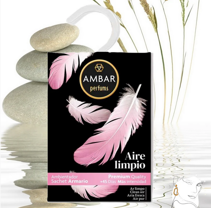 Retirez la pochette parfumé de son emballage plastique, accrochez le désodorisant dans votre armoire (ou là où vous le souhaitez) et laissez le charme agir.

Un simple geste suffit pour infuser votre penderie d'un parfum agréable, à vous de trouver le votre.

Un parfum enivrant qui perdure pendant plus de 45 jours.