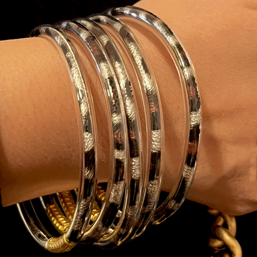 Découvrez notre gamme de bracelets en acier inoxydable, métal, cuir ou en rhodium*.

Du jonc, au bracelet chaine avec rallonge, au bracelet ajustable, ou encore en pierre naturelle...tout un univers pour trouver votre bonheur et affirmer votre élégance.

*Si vous recherchez un bracelet de haute qualité, dans une couleur éclatante qui capte la lumière, alors les bijoux plaqués rhodium sont votre meilleur choix . Le placage au rhodium offre une protection contre les chocs violents et illumine les pierres précieuses environnantes. Le rhodium peut être exactement l'éclat supplémentaire que vous recherchez.