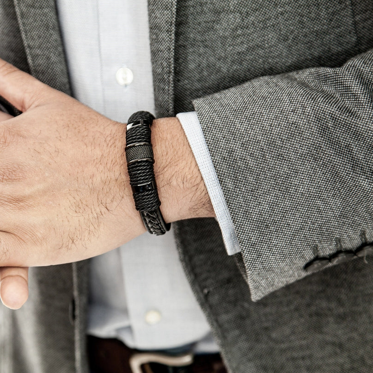Parce que les hommes ont également droit à leur univers bijoux

Découvrez notre gamme de bracelets homme en acier inoxydable, cuir ou pierres
