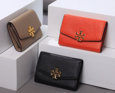 Vous trouverez, ici,  une sélection raffinée de portefeuilles adaptés à tous les styles et besoins. Que vous recherchiez un portefeuille compact pour vos essentiels ou un modèle plus spacieux pour organiser vos cartes et billets, nous avons ce qu'il vous faut.
Qualité supérieur, Design, élégant, pour femme, pour homme, chaque produit est accompagné d'images descriptives et de spécifications détaillées, vous permettant de faire un choix éclairé.