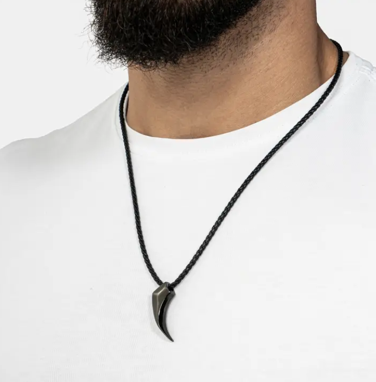 Découvrez notre gamme de colliers et chaines pour homme en acier inoxydable, cordon en cuir... parce que les hommes peuvent également mettre en valeur leur élégance