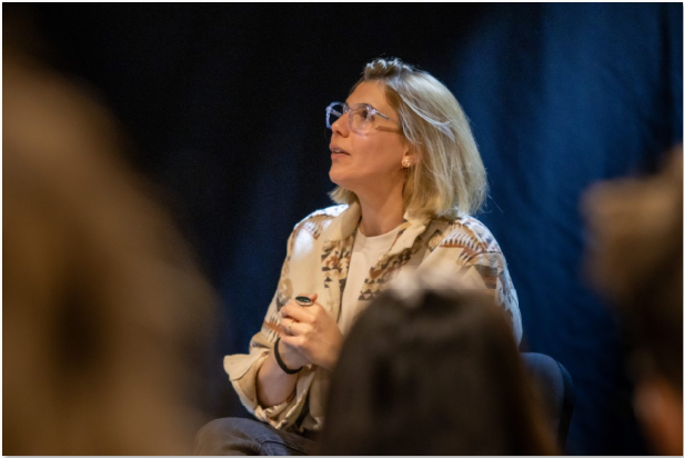 Aude Crouzet et son livre Etoiles Filantes. Crédit photo : Lucie Jour