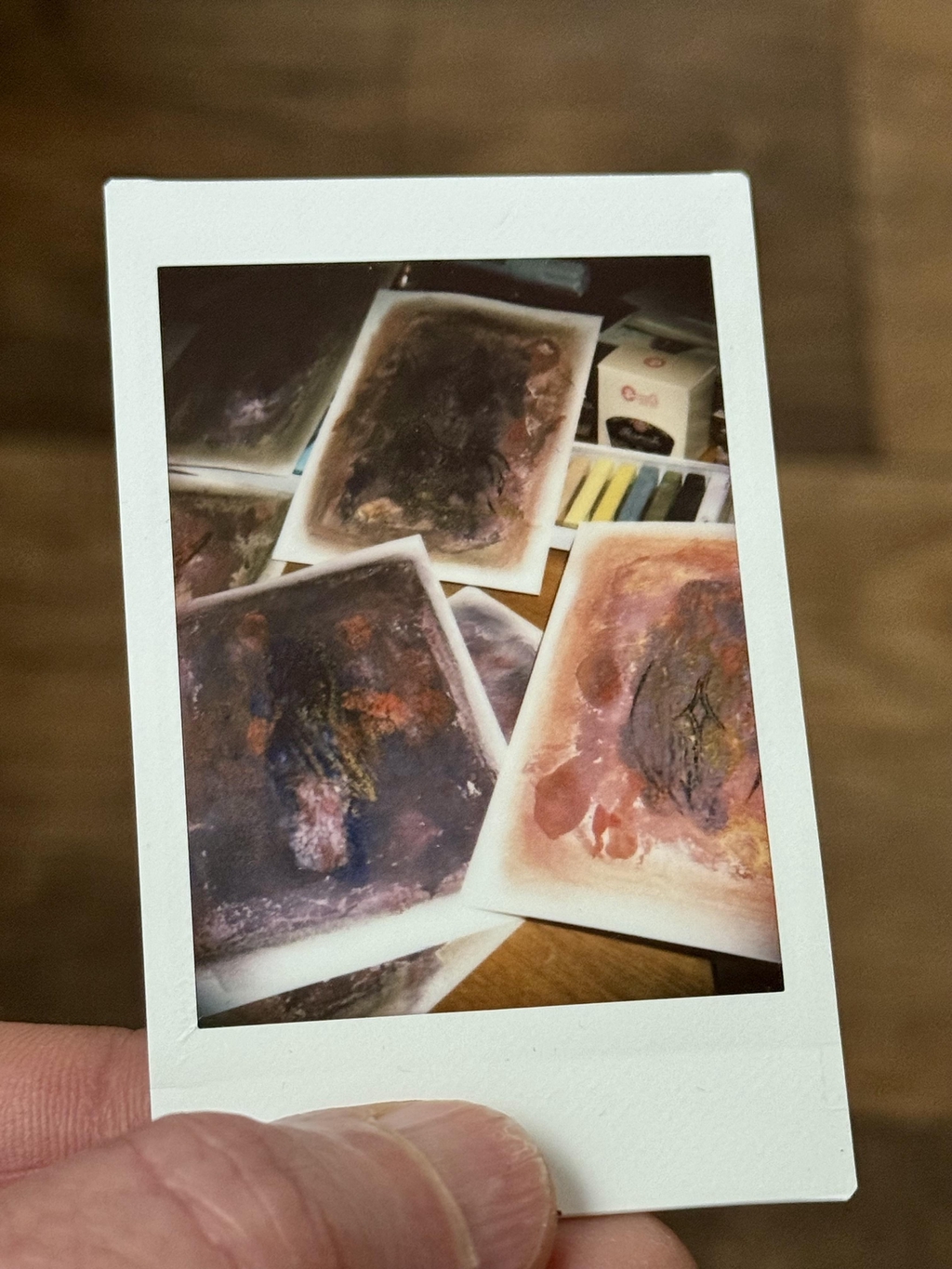 Instax-Foto von Mixed Media Bildern