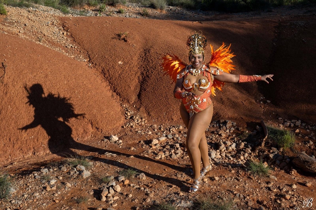 Cleonina Créations costume samba orange. Costeiro orange, bodys strassé pour danseuse brésilienne.