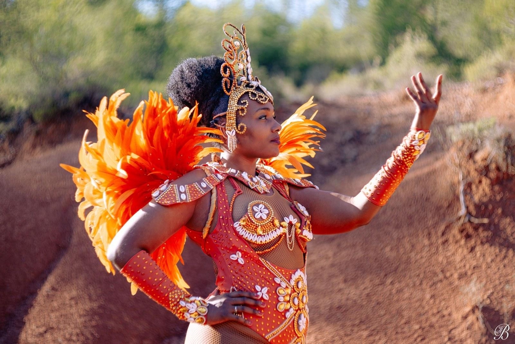 Cleonina Créations costume samba dendê. Costeiro orange, bodys strassé pour danseuse brésilienne.