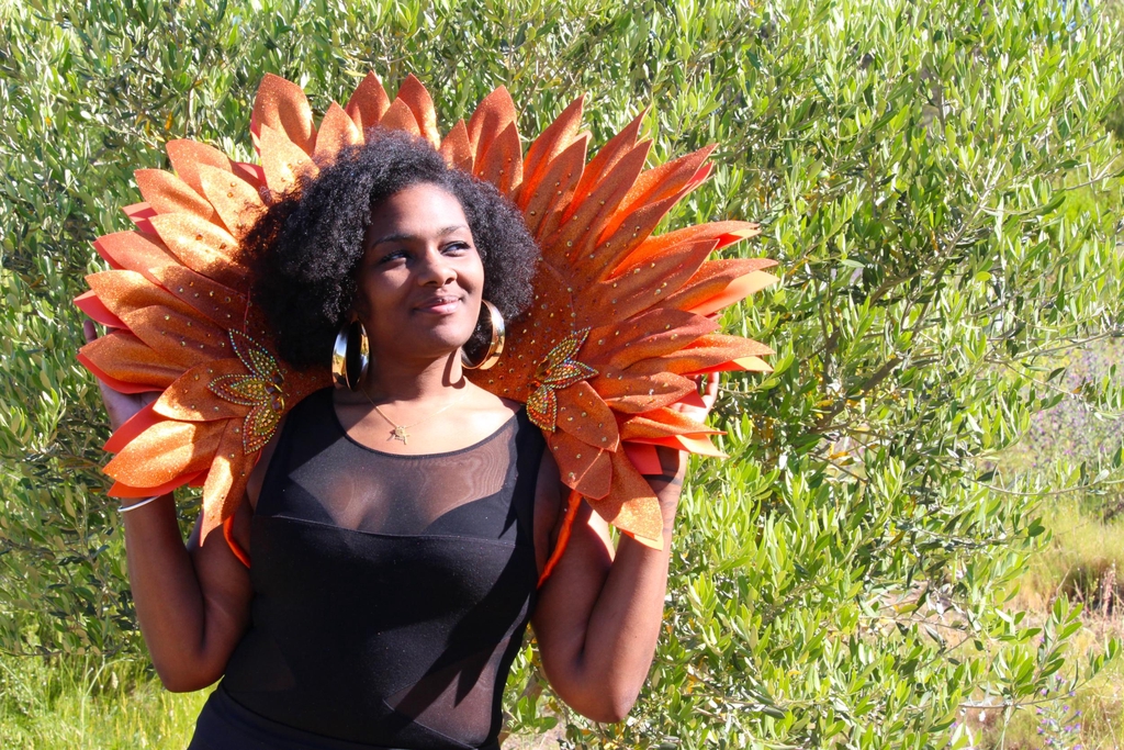 Cleonina Créations costerio orange samba personnalisés en France. Alternative aux plumes. Pour les danseuses brésiliennes, cabaret, carnaval.