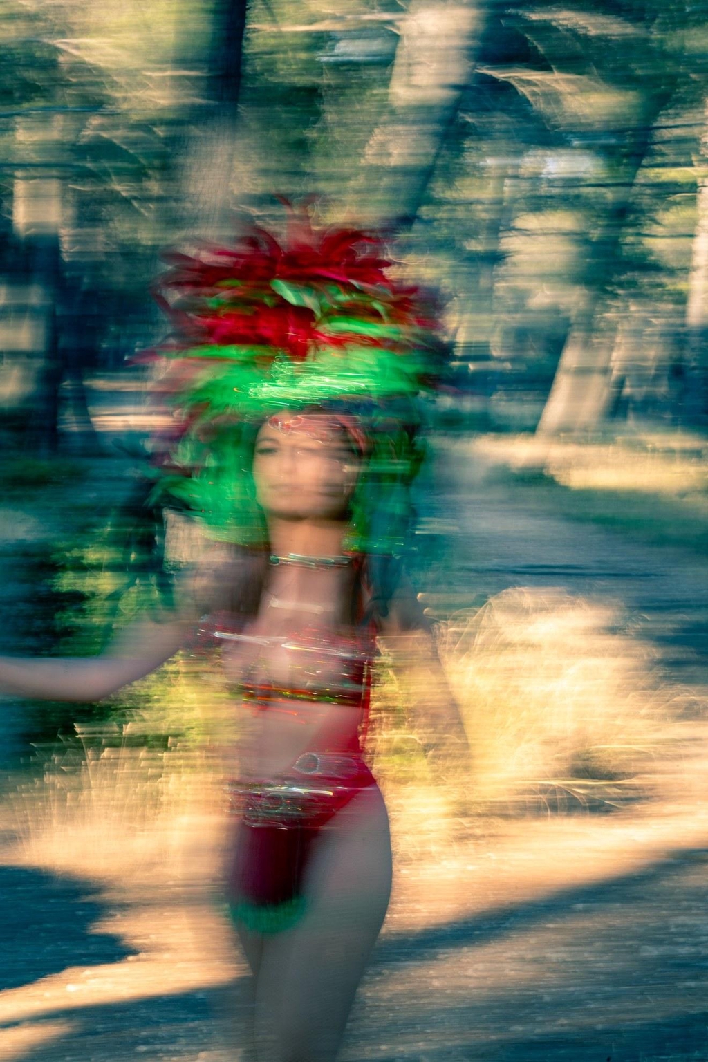 Cleonina Créations costume samba rouge et vert personnalisés en France. Pour les danseuses brésiliennes, cabaret, carnaval.