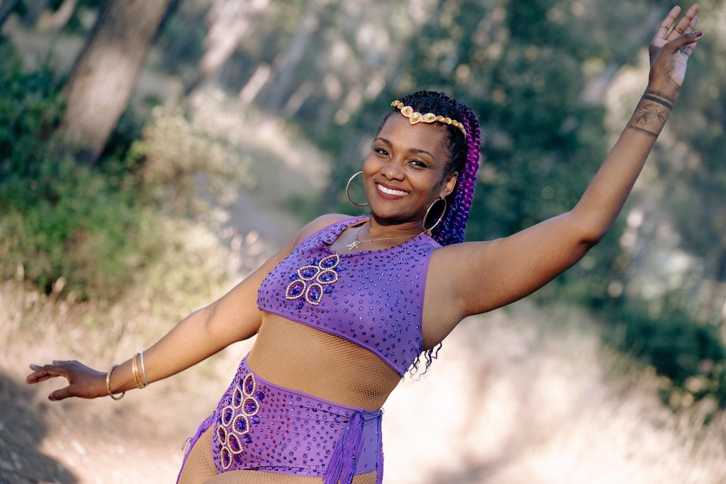 Cleonina Créations costumes de samba personnalisées en France. Pour les danseuses brésiliennes, cabaret, carnaval.