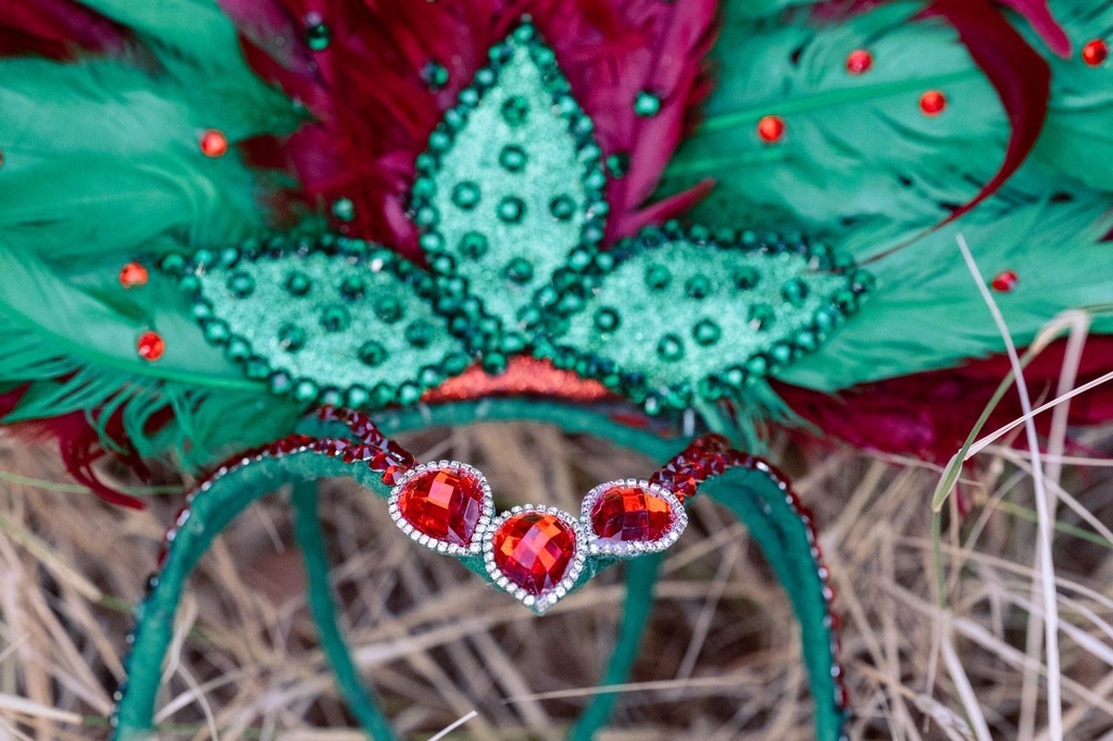 Cleonina Créations coiffe vert et rouge samba personnalisées en France. Pour les danseuses brésiliennes, cabaret, carnaval.