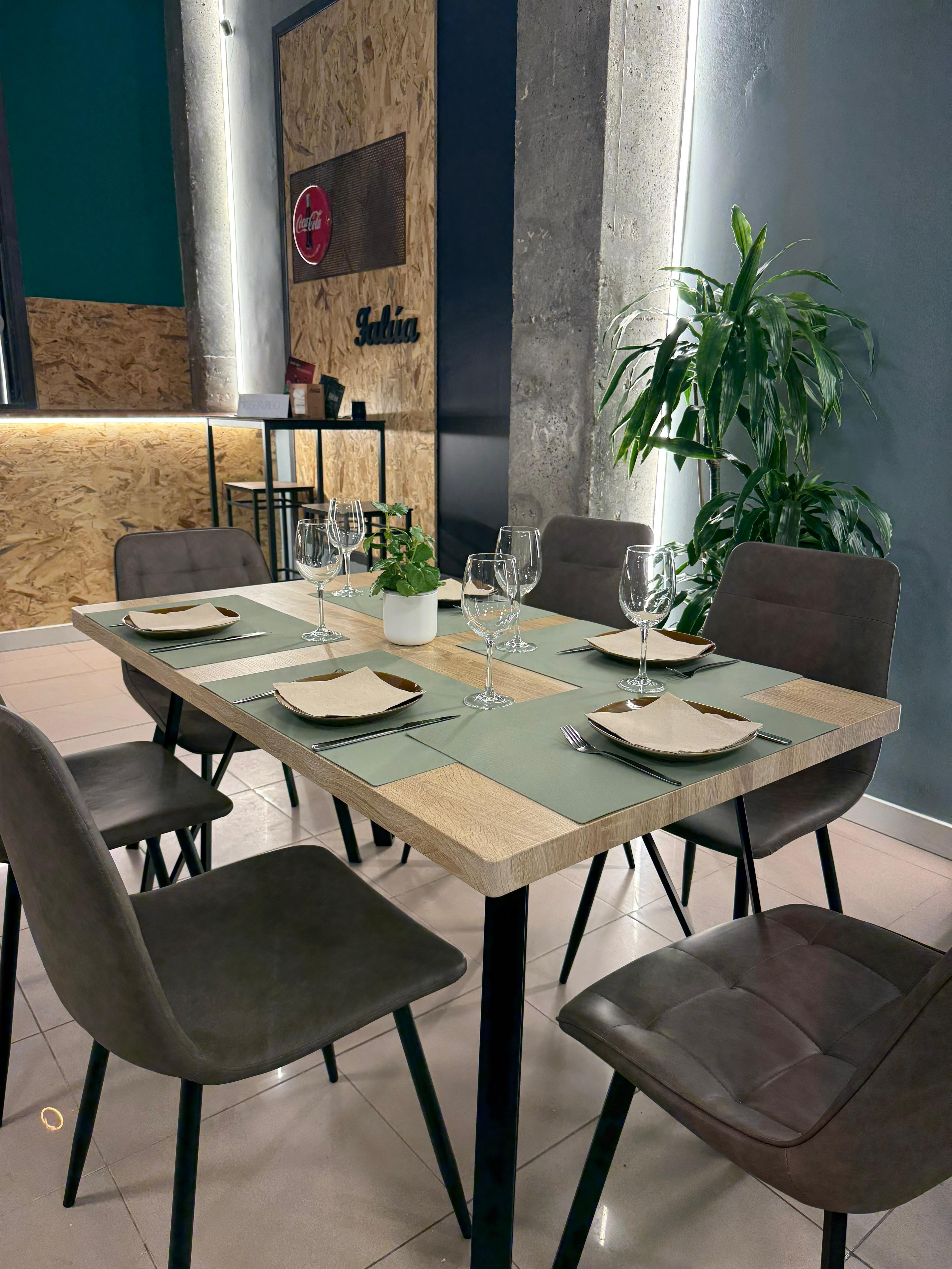 Disfruta de deliciosas comidas y cenas en un entorno tranquilo y acogedor. Reserva tu mesa en Falúa Café Bar Aranjuez y asegura tu sitio hoy. 🌿🍷