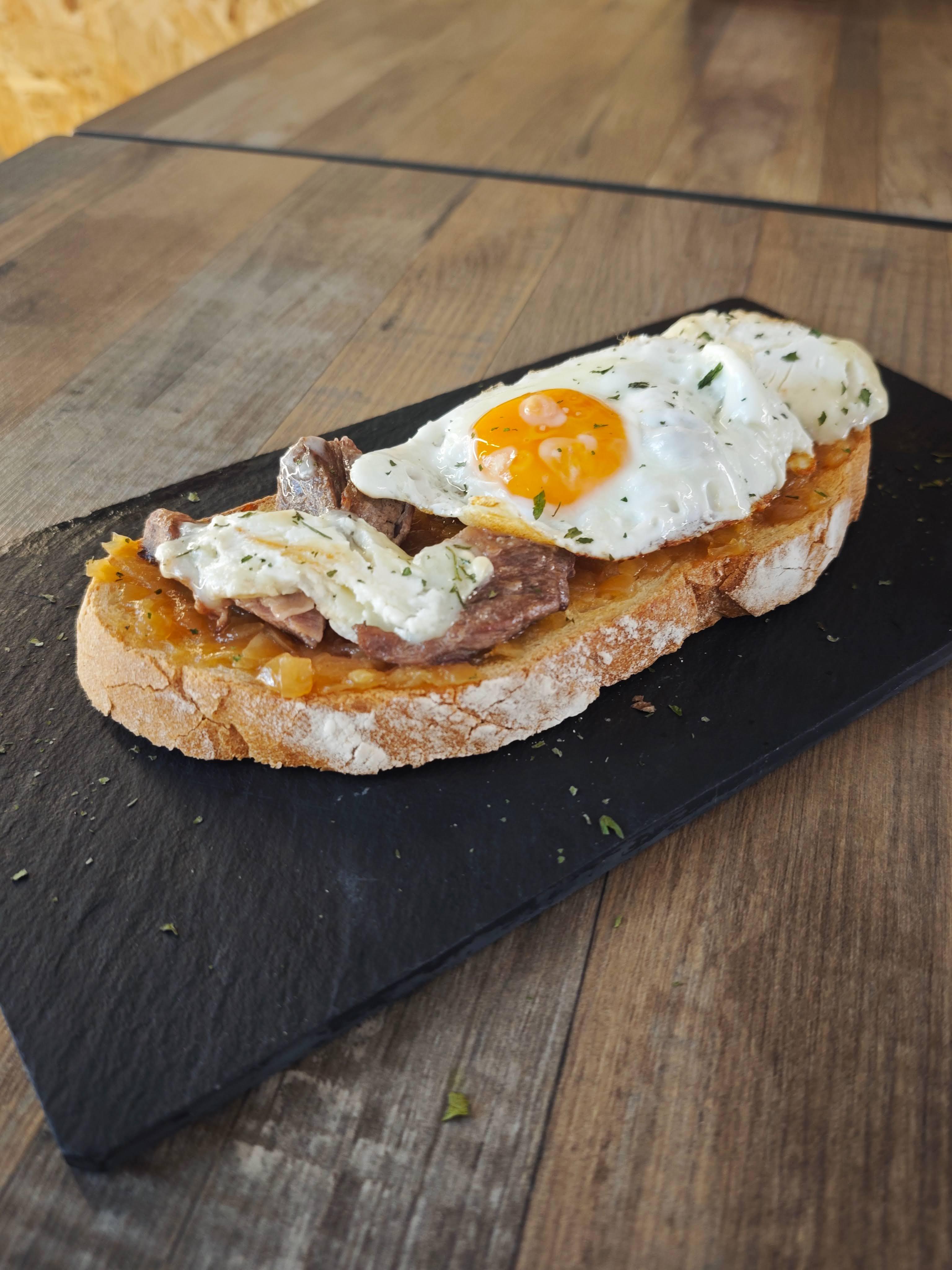 Prueba nuestras tostás especiales en Falúa Aranjuez por solo 9€: Secreta, Piragüera, Pajarita, Almadraba y Jamona. Ingredientes frescos y combinación perfecta para comer o cenar.