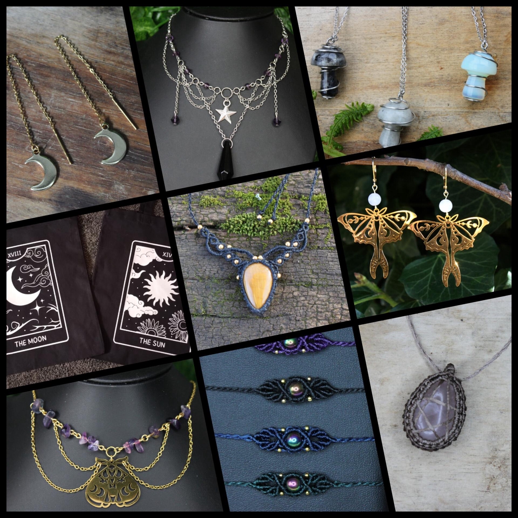 Verschiedene Produkte als collage. Mond Ohrringe und Motten Ohrringe in gold, 2 Colliers, Makramee Armbänder, Edelstein Pilzketten, Makrameeketten und bedruckte Beutel mit Tarotkartenmotiv.