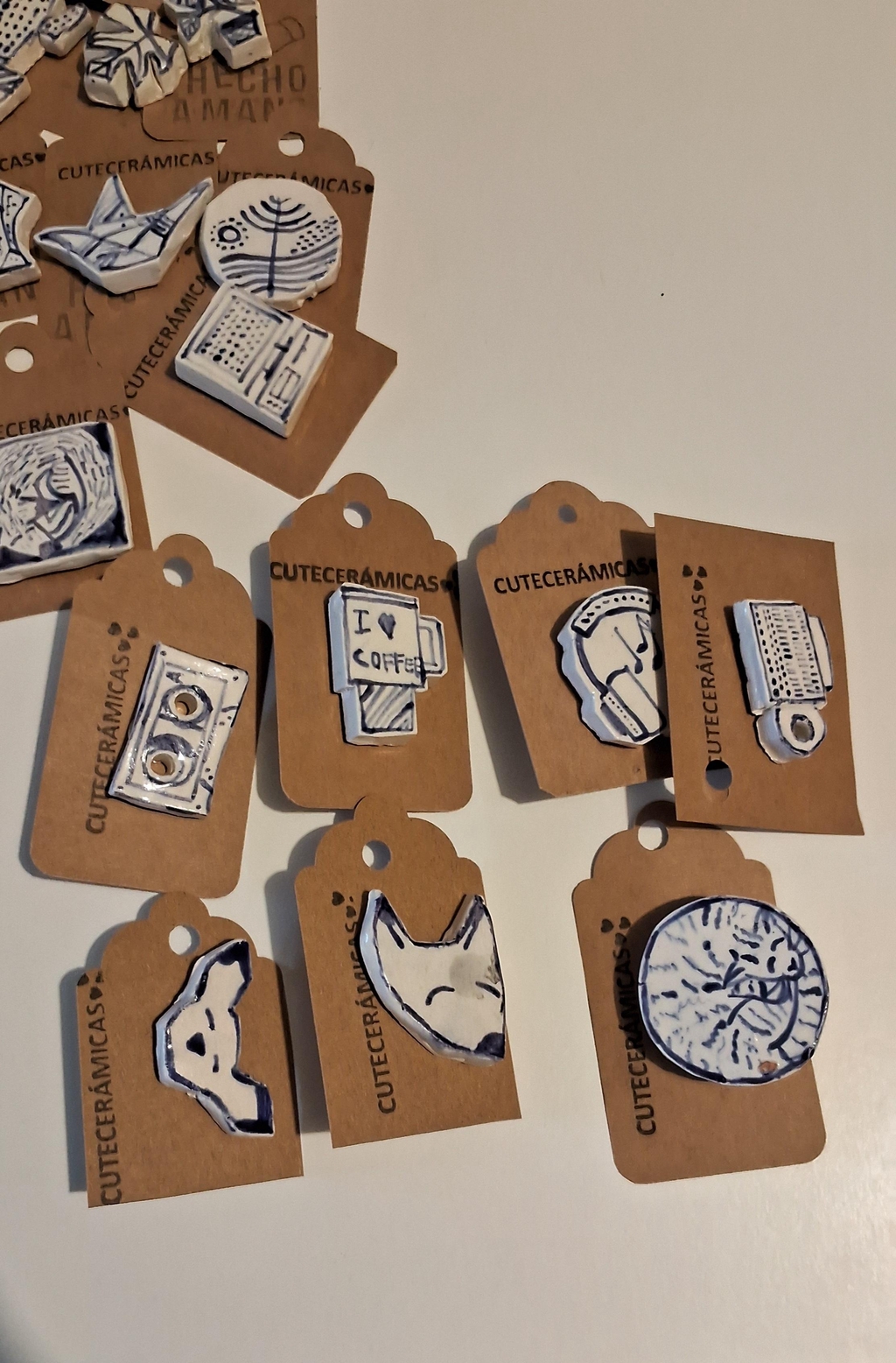 Pines e imanes blanco y azul