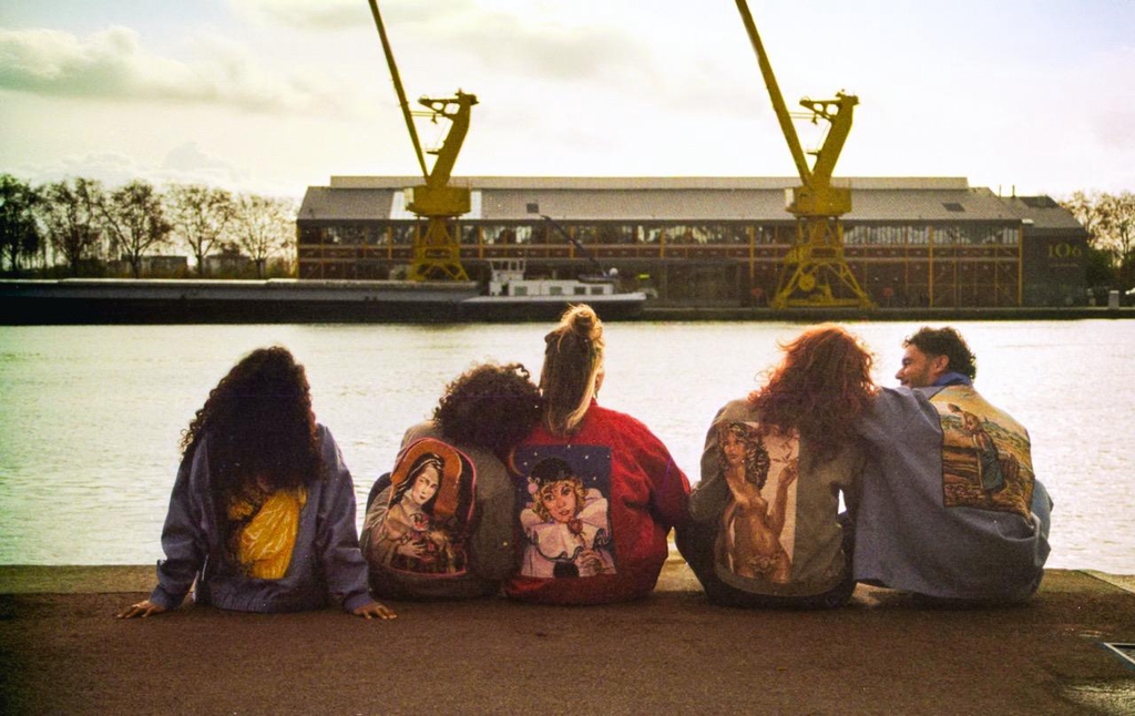 Bienvenu.e.s dans mon univers où je retravaille des textiles oubliés pour leur donner une nouvelle vie 