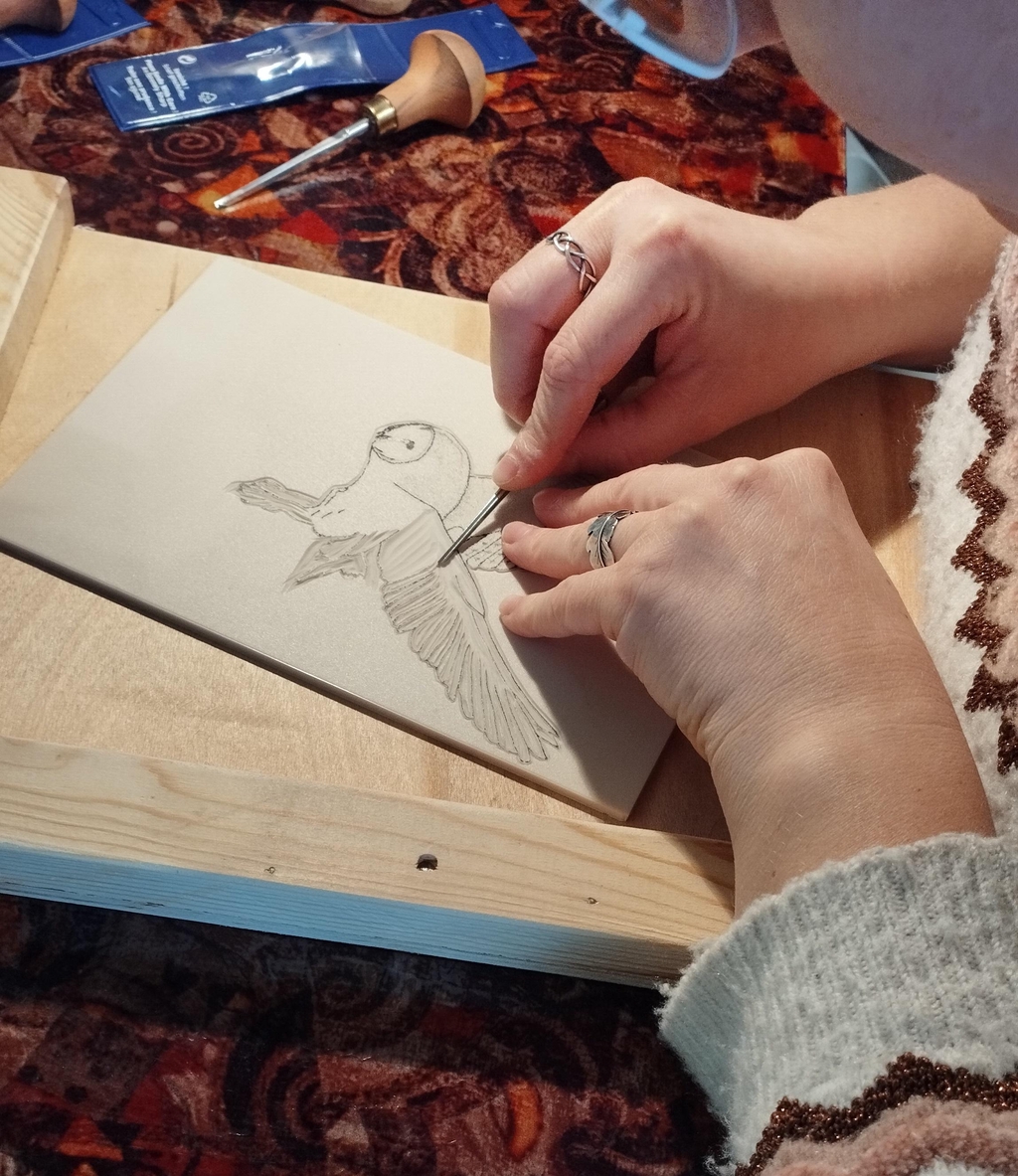 Linogravure de chouette effraie en cours de travail.