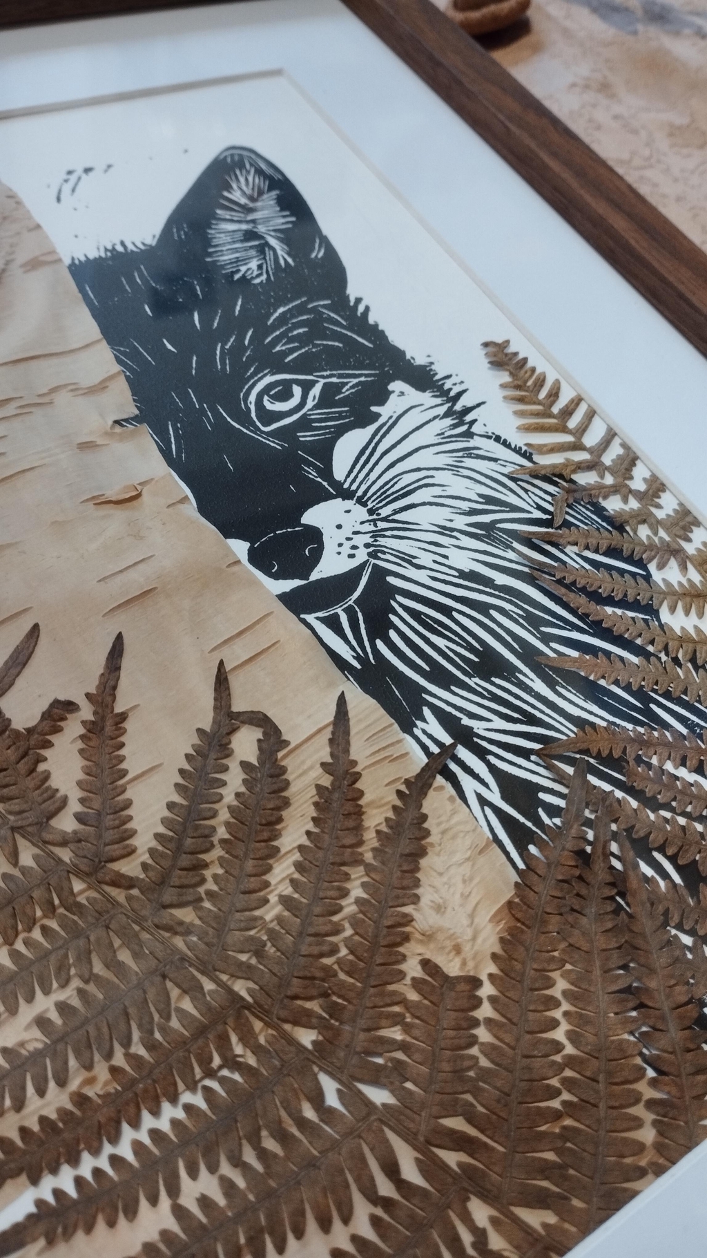 Illustration renard en linogravure et végétaux séchés.