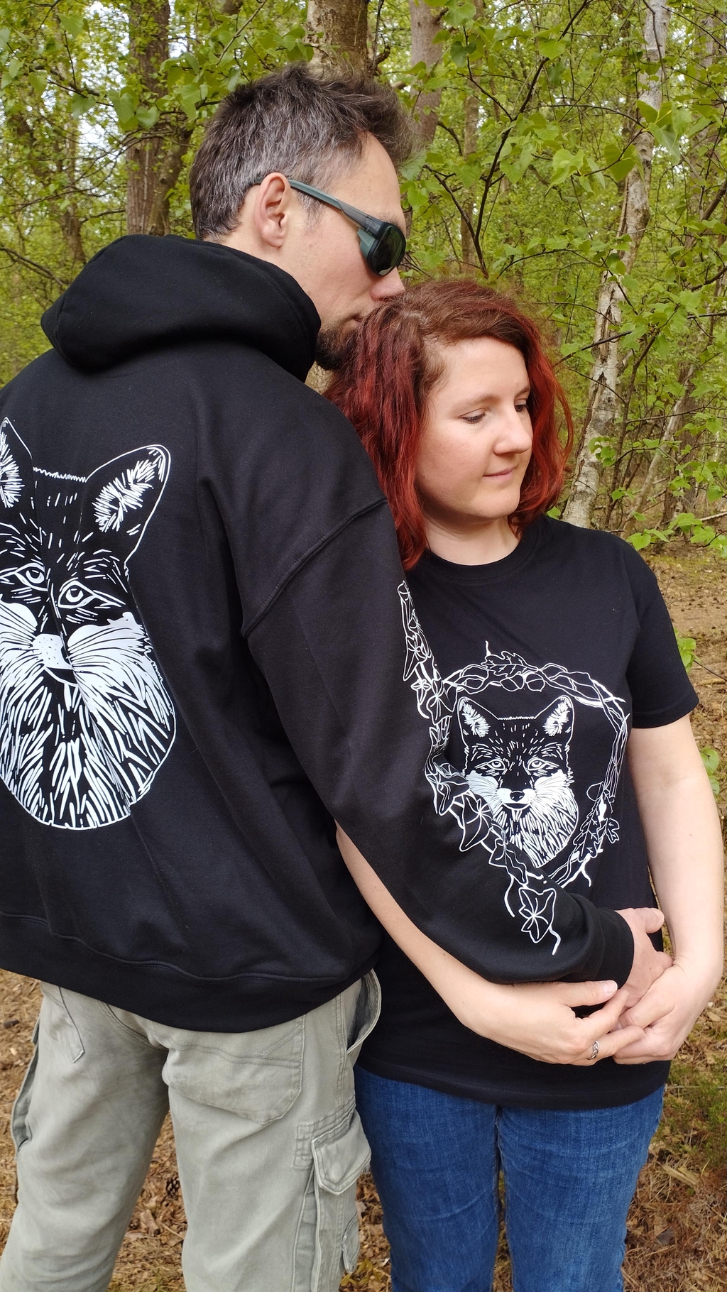 Tee shirt et sweat shirt noir impression DTF renard en blanc, d'après illustration en linogravure