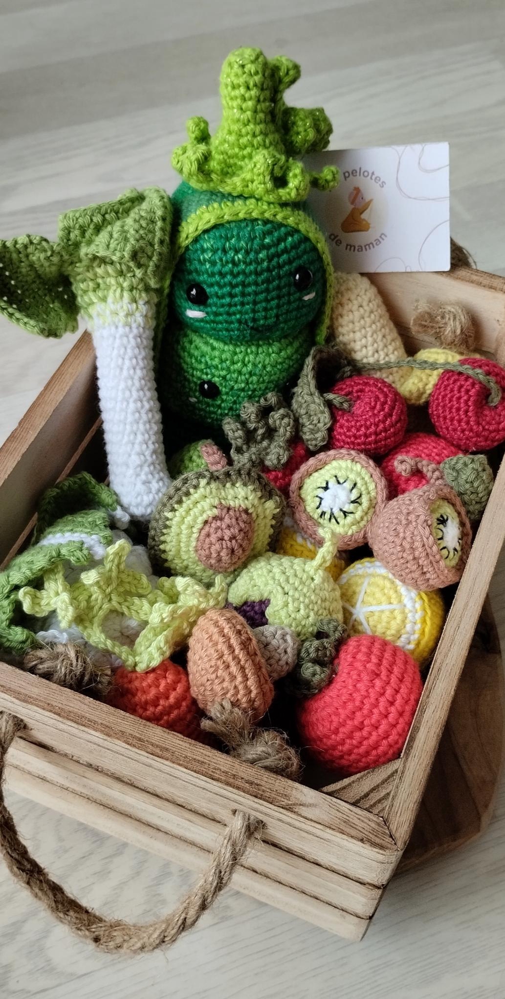 Assortiment de fruits & 
------------------------

Assortiment de légumes
----------------------

Découvrez notre assortiment de fruits de qualité sur Les pelotes de maman. Pour toute demande de personnalisation de la quantité et du choix des fruits, n'hésitez pas à nous contacter.

Réaliser avec de la laine 100% coton, certifié oeko-tex.

Vos enfants aimerons jouer à la marchande avec c'est jolie fruits réalisés à la main.

Mes petits pois
---------------

Découvrez nos jolis petits pois qui plairont à vos enfants. Ils adoreront enlever les pois de leurs cosses et les disposer différemment, ce qui fait appel à la concentration et à la motricité fine.

Fabriqués en laine coton certifiée Oeko-Tex, ces petits pois sont à la fois ludiques et sûrs pour vos enfants.

