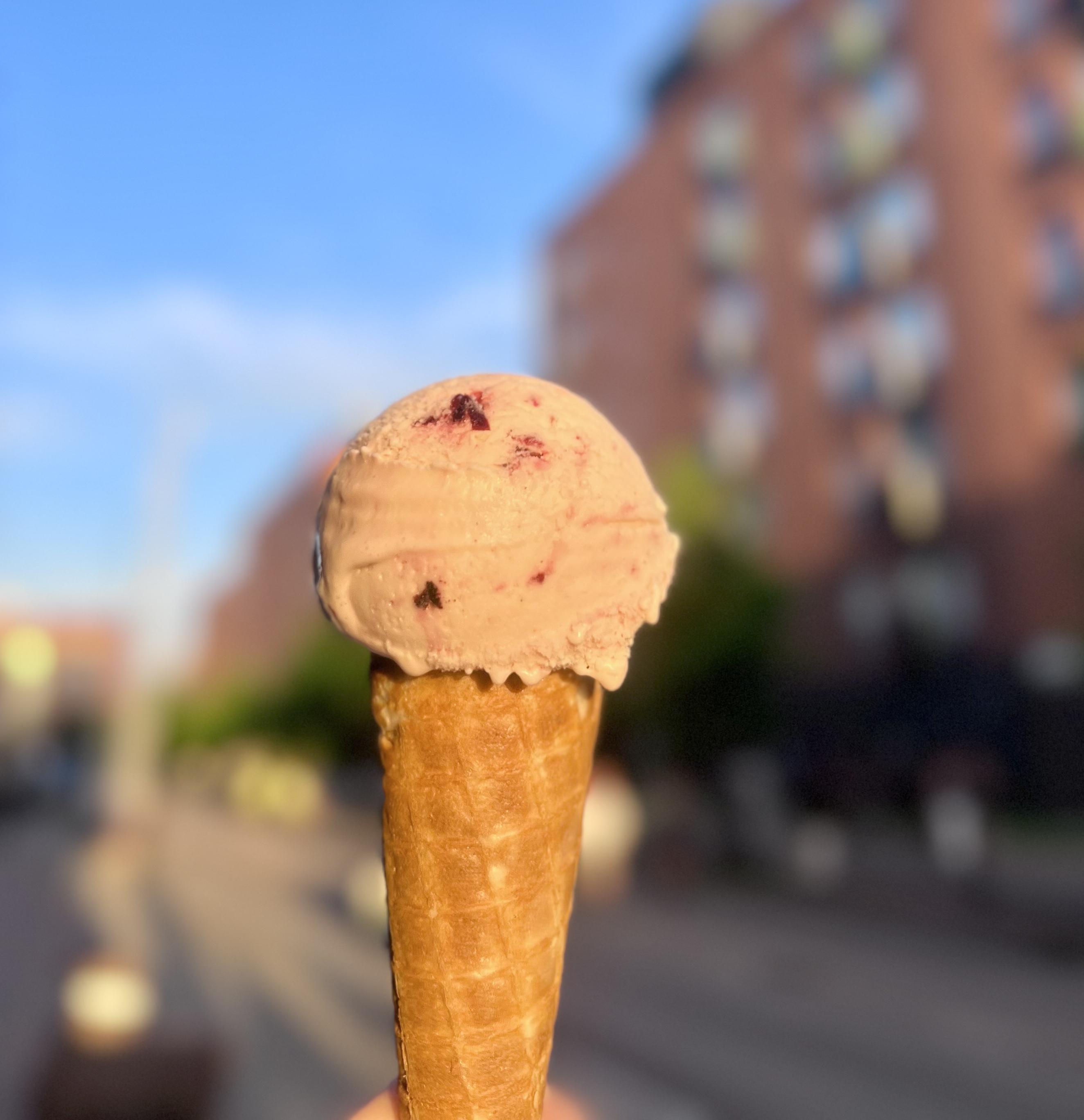 Käsintehtyä jäätelöä kupissa vohvelilla