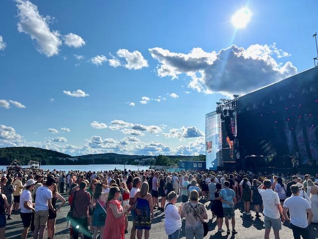 Suomipop-festivaalin lavan edessä on paljon ihmisiä Jyväskylässä. Taustalla näkyy Jyväsjärvi.