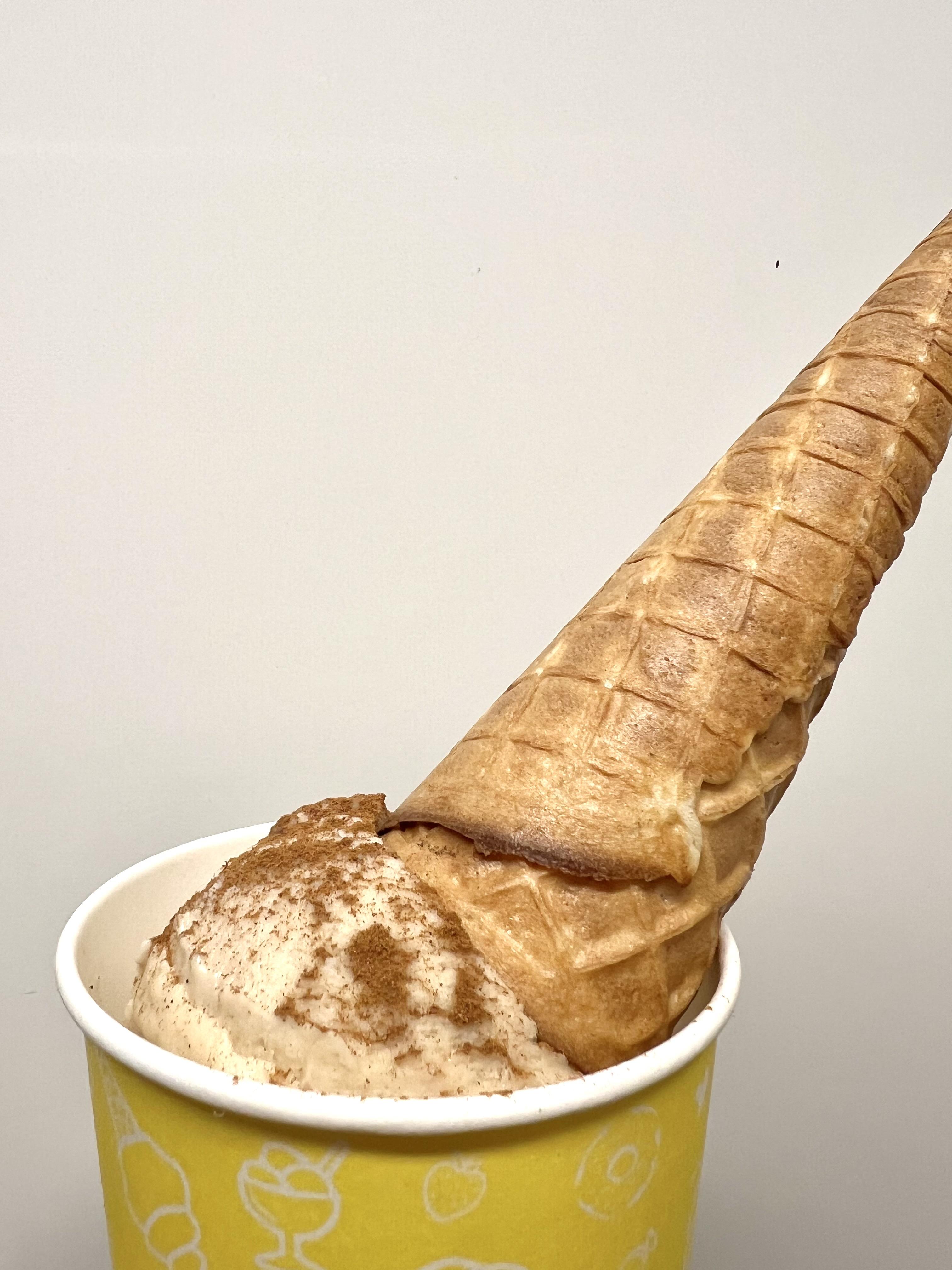 Käsintehtyä jäätelöä kupissa vohvelilla