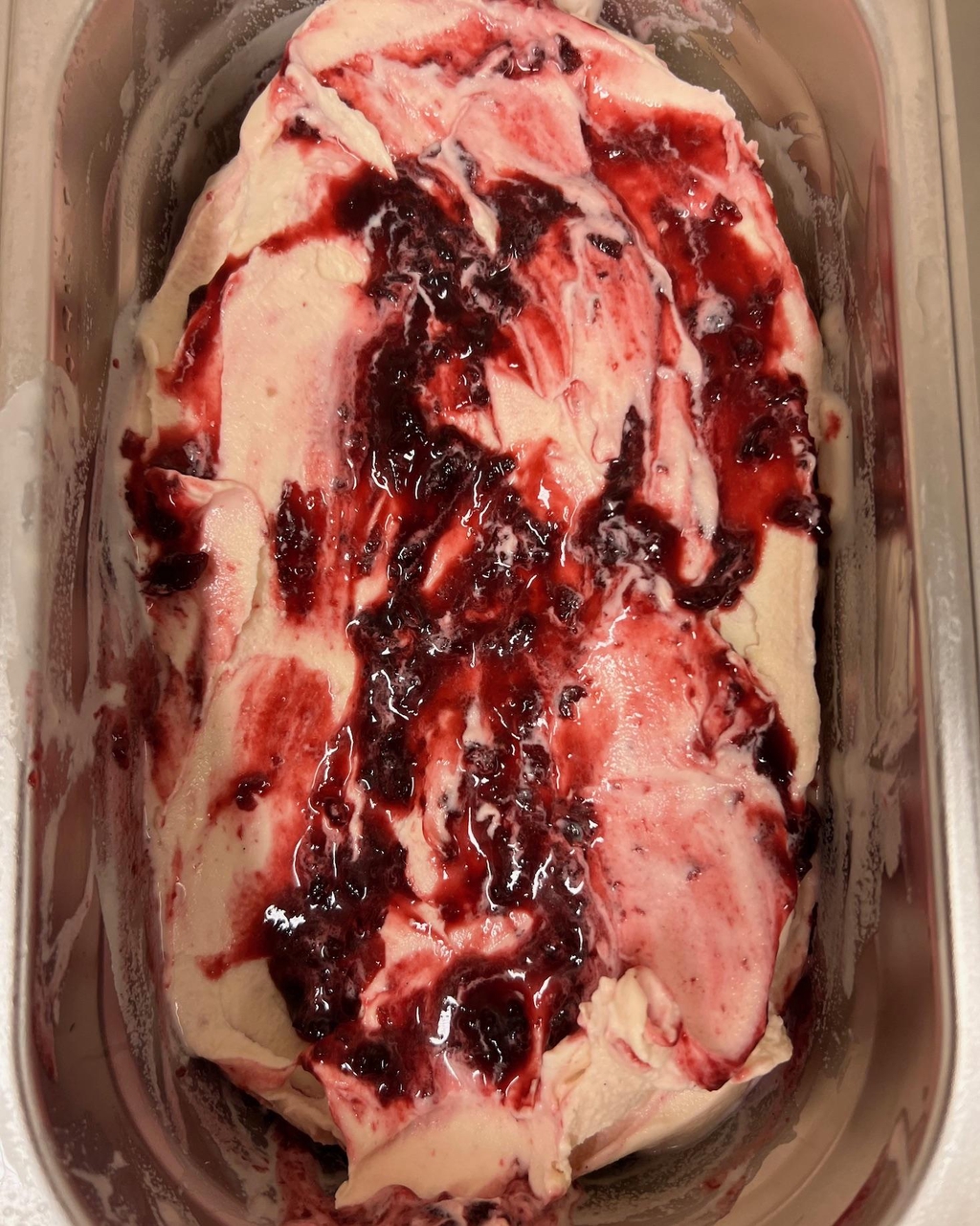 JyväsJäätelön jogurtti-kirsikka artisaanijäätelö, käsintehty Jyväskylässä.