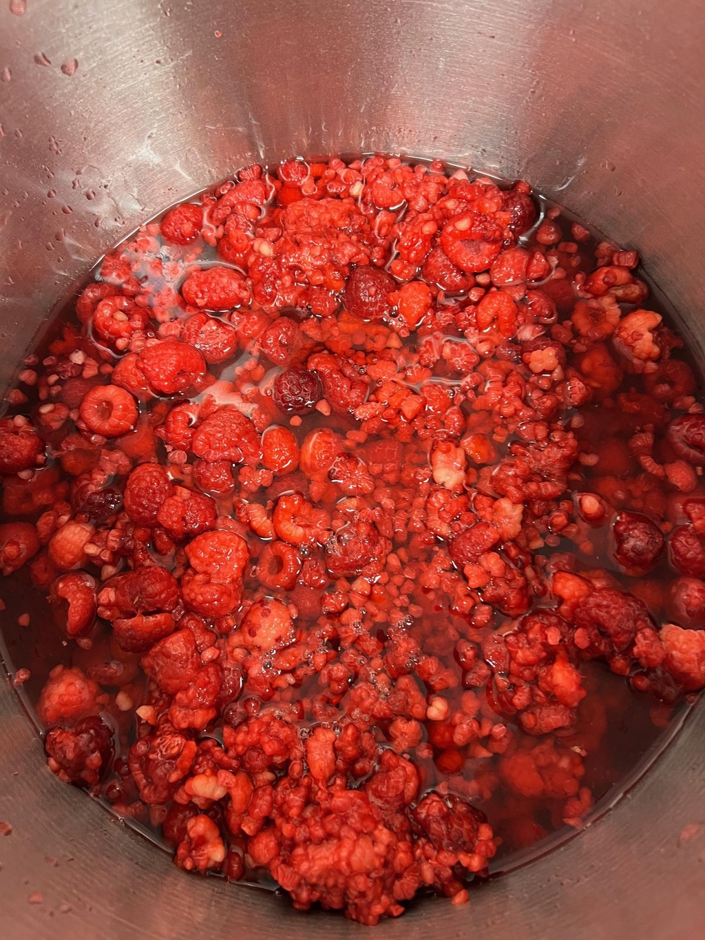 JyväsJäätelös-jäätelön artesaanituotanto. Vadelmat kattilassa.