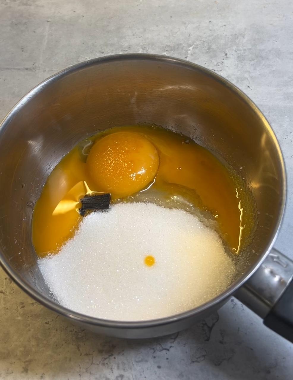 JyväsJäätelön hobbituotanto: sokeri ja munankeltuaiset kattilassa.