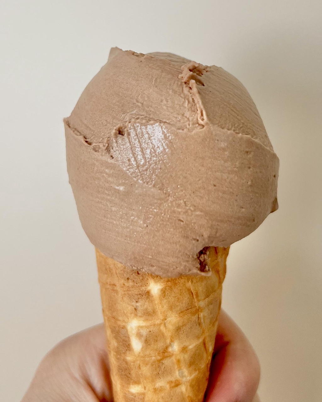 JyväsJäätelön käsintehty suklaajäätelö vohvelissa.